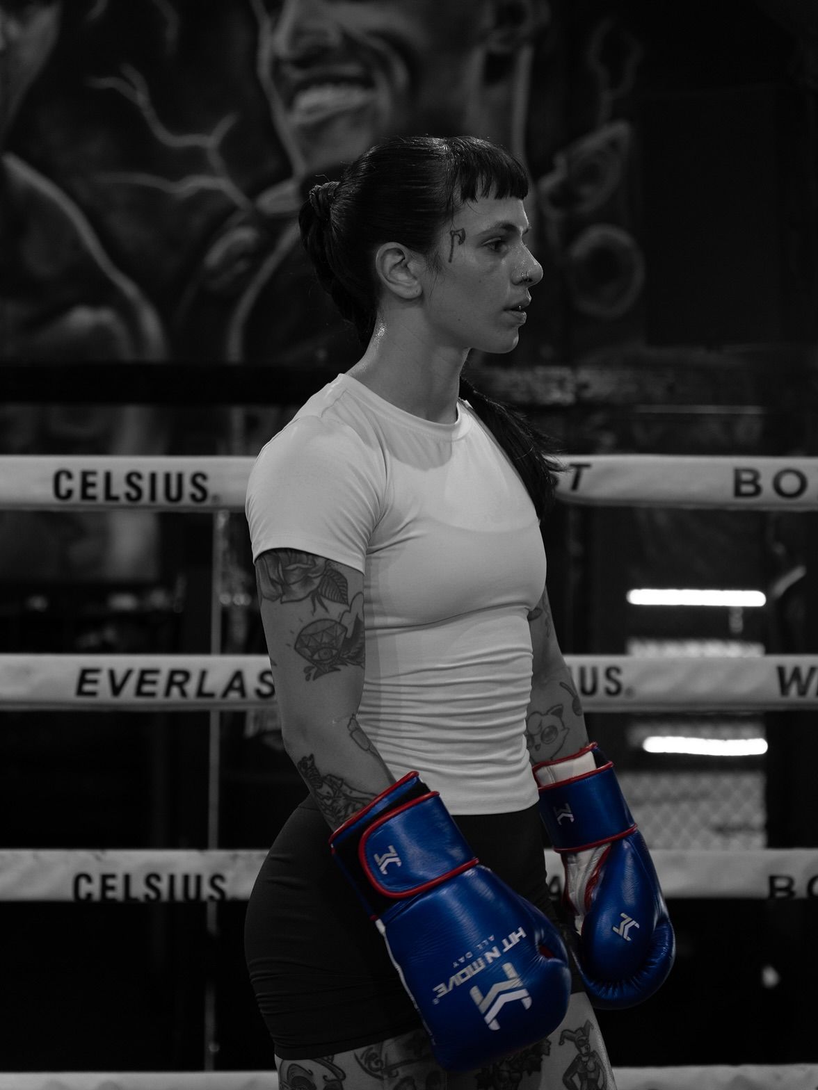 Imagen de la publicación de ORSAI: atleta en el ring, fotografía en blanco y negro con guantes azules.